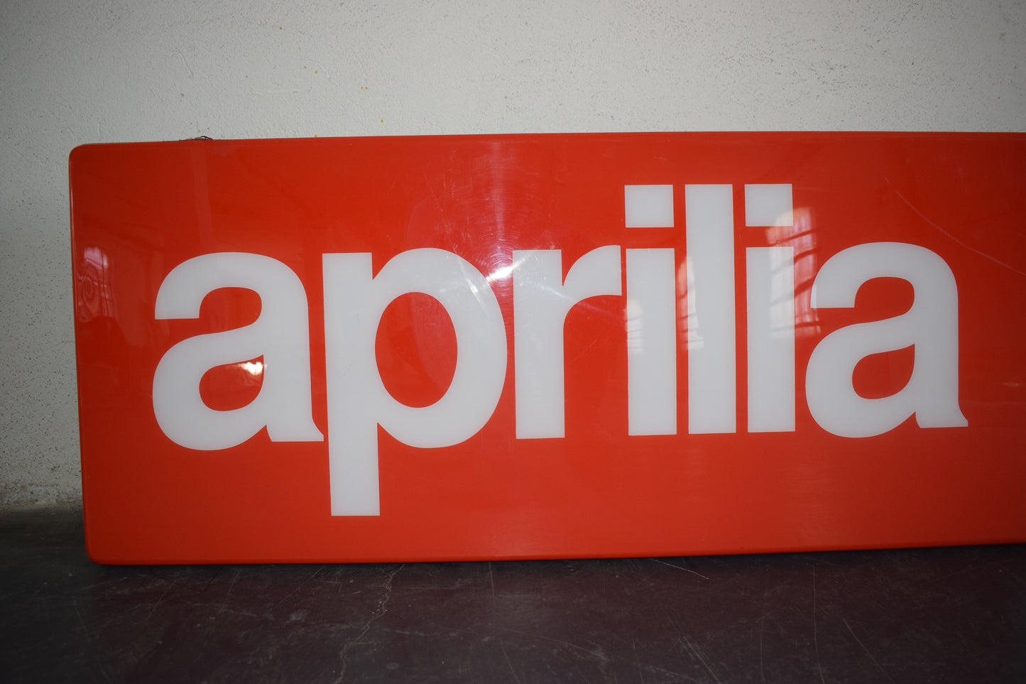 Insegna luminosa Aprilia