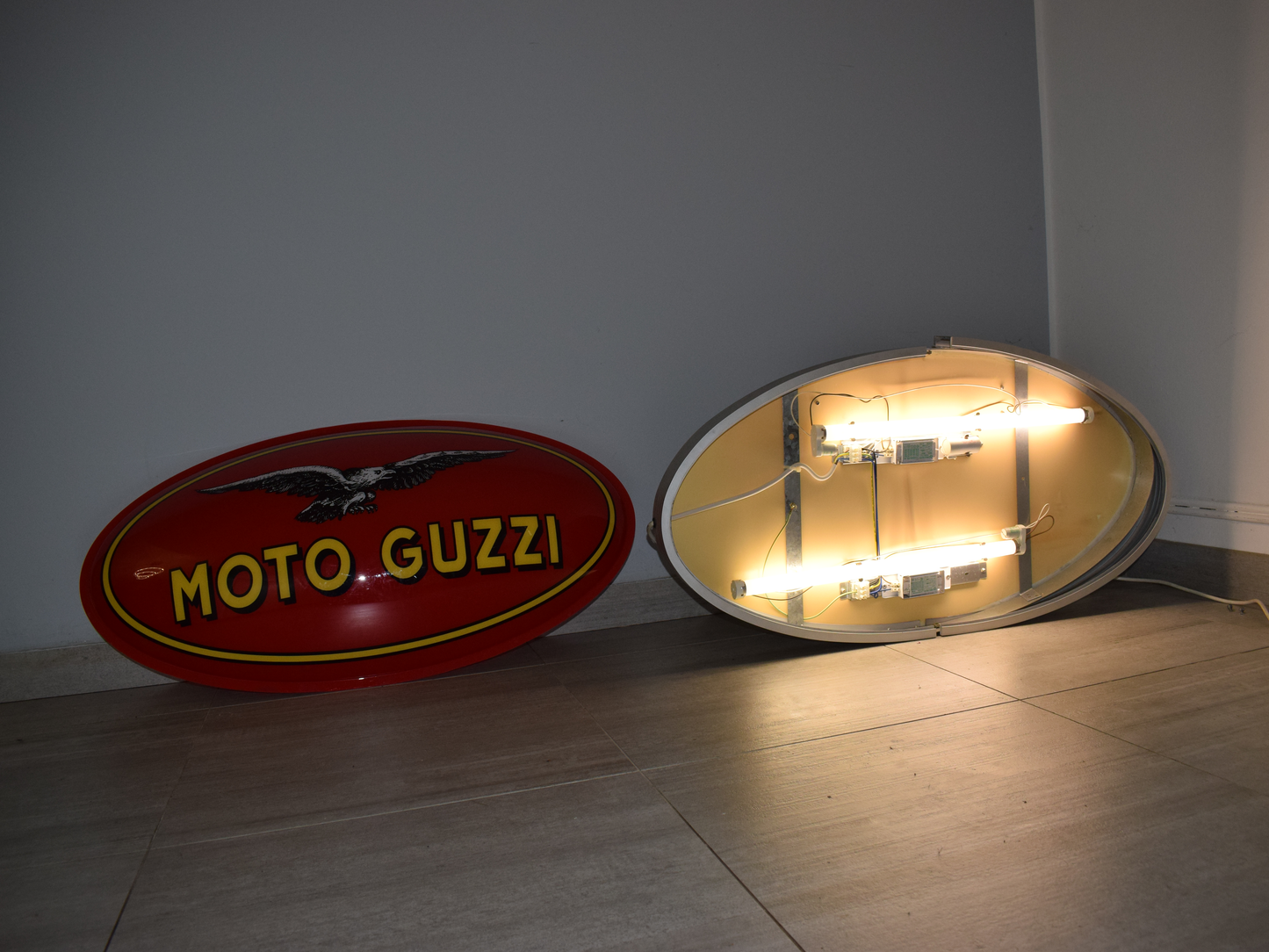 Insegna luminosa Moto Guzzi