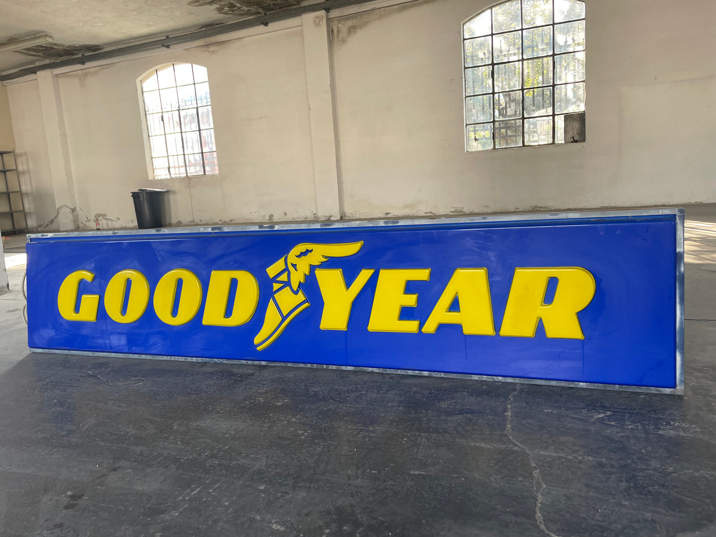 Insegna Goodyear