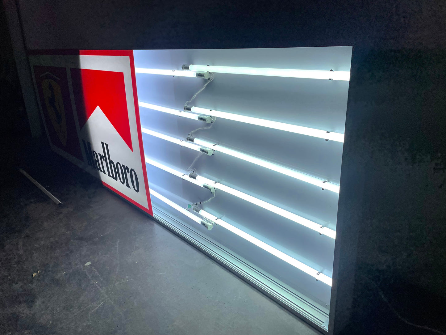 Insegna luminosa Ferrari Marlboro
