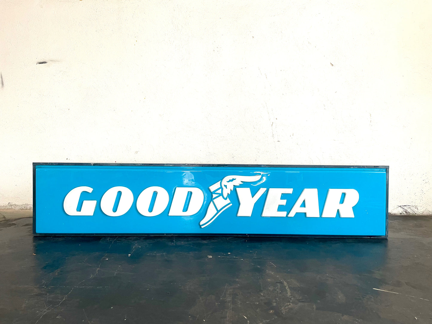 Insegna luminosa Goodyear