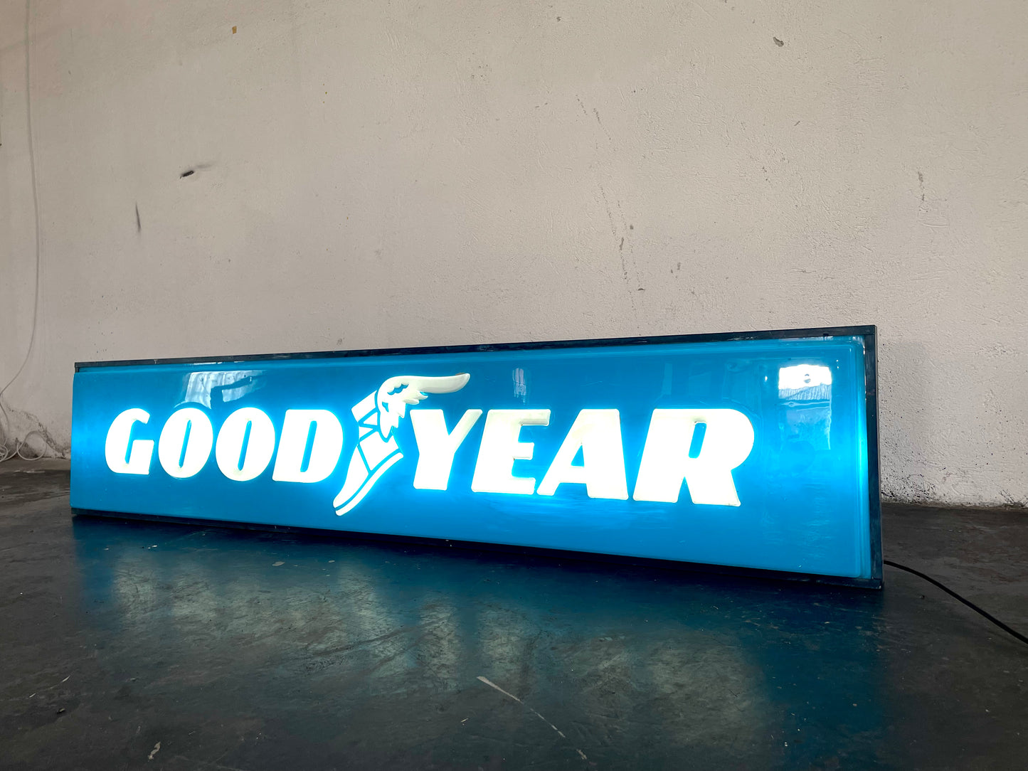 Insegna luminosa Goodyear