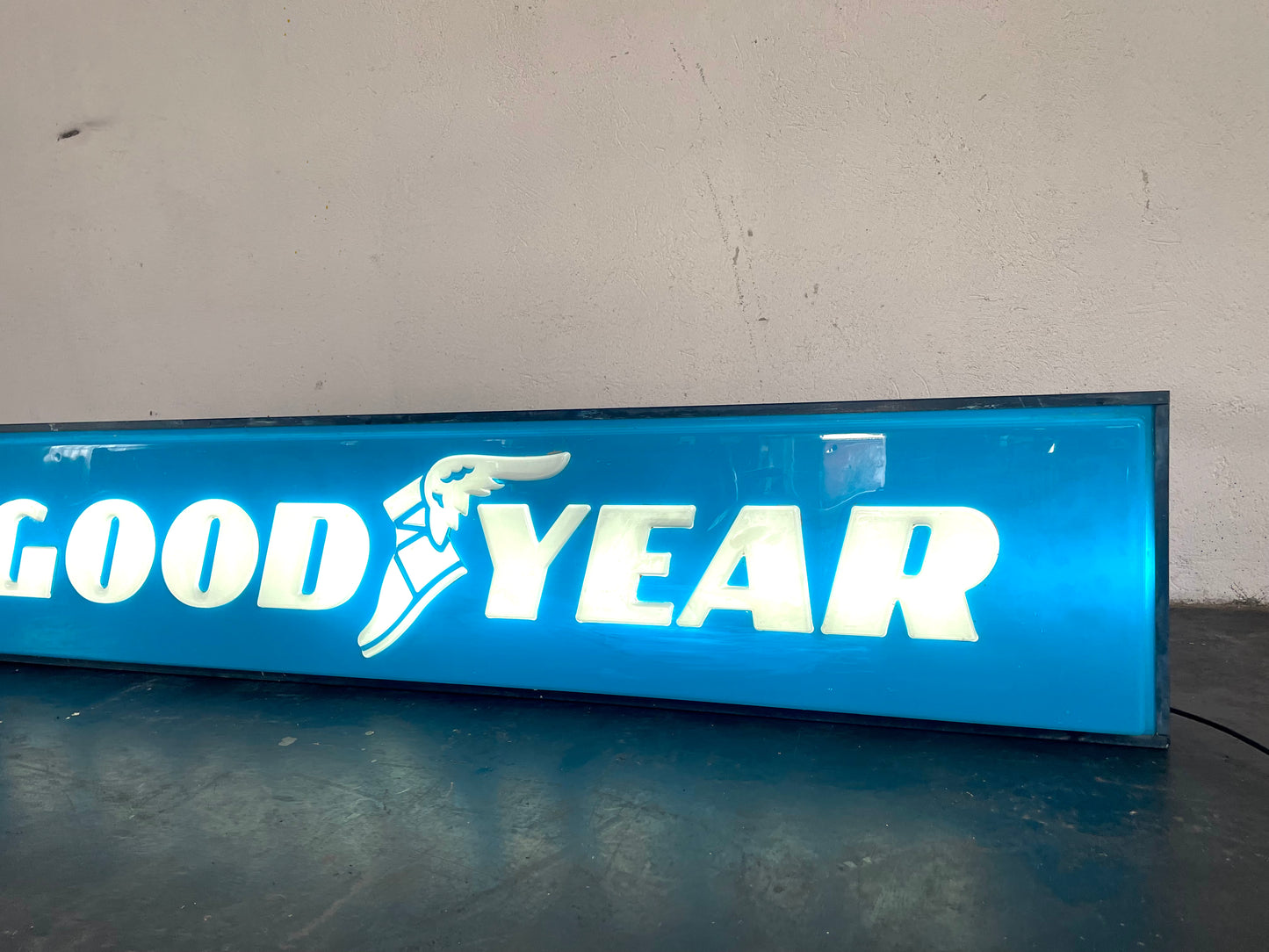 Insegna luminosa Goodyear