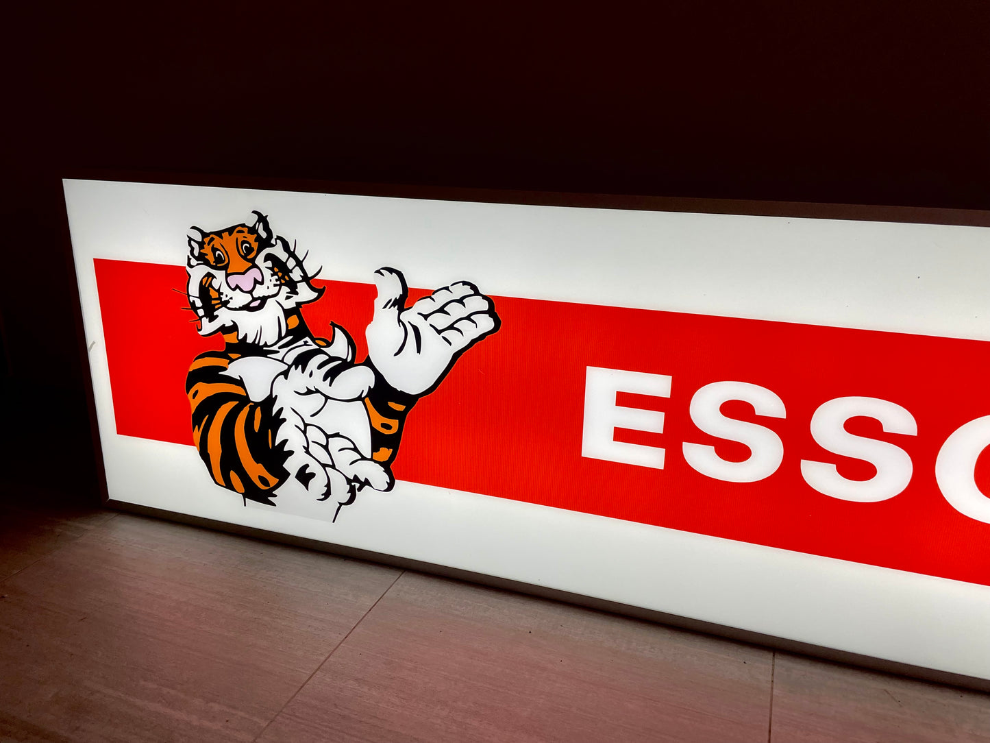 Insegna luminosa Esso Tiger