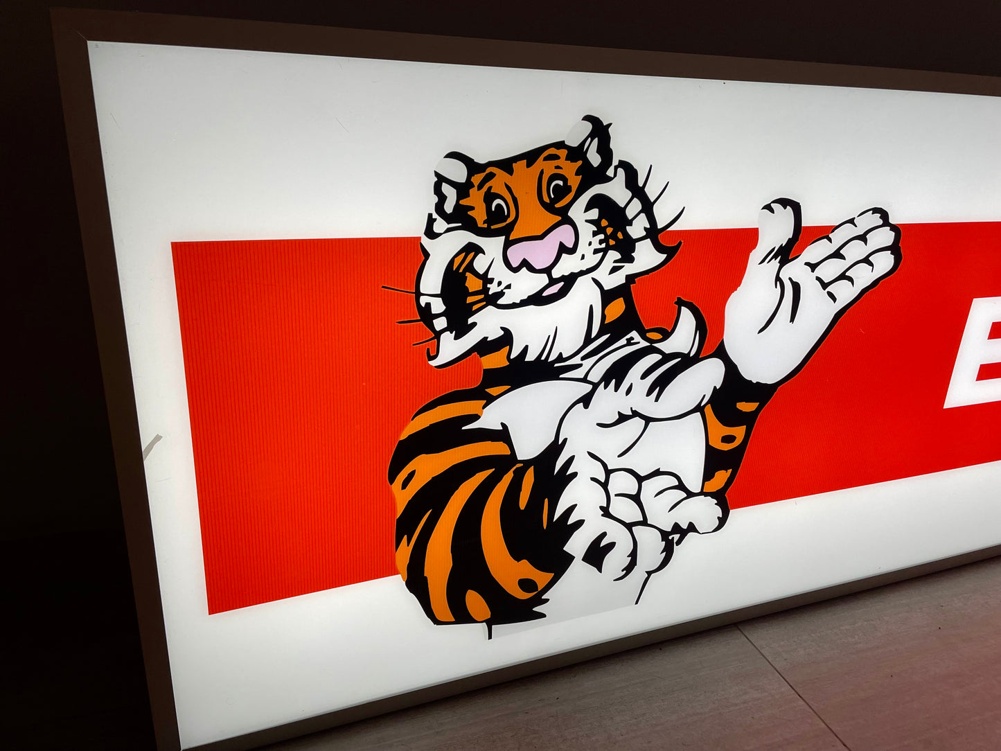 Insegna luminosa Esso Tiger