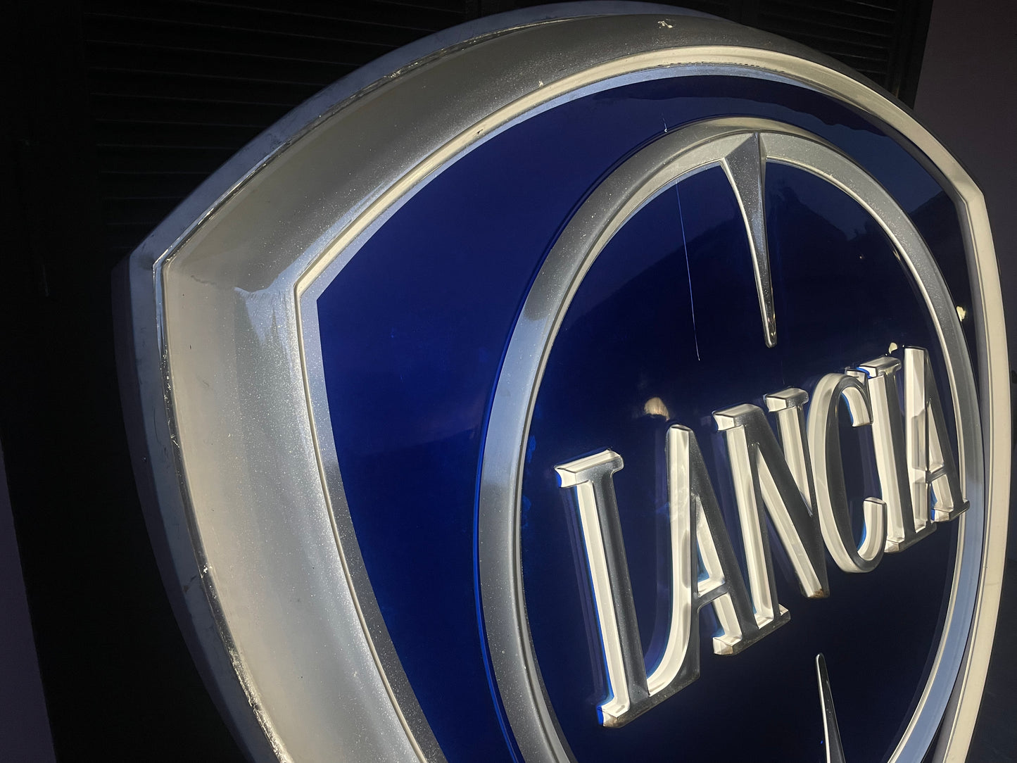 Insegna luminosa Lancia