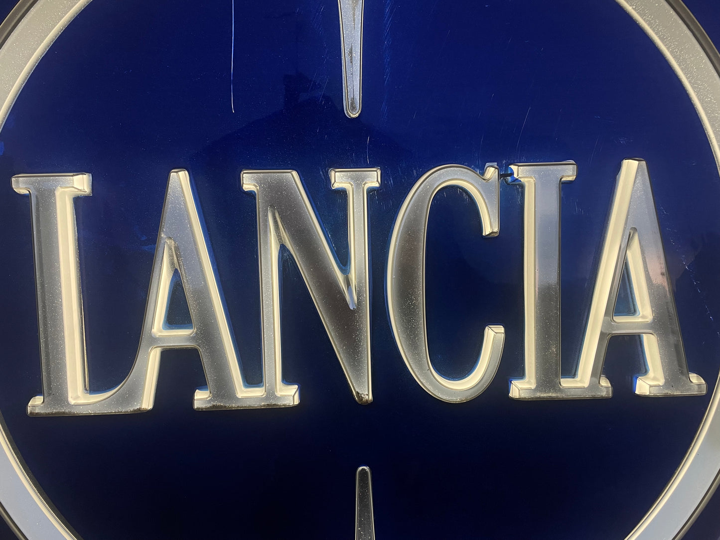 Insegna luminosa Lancia