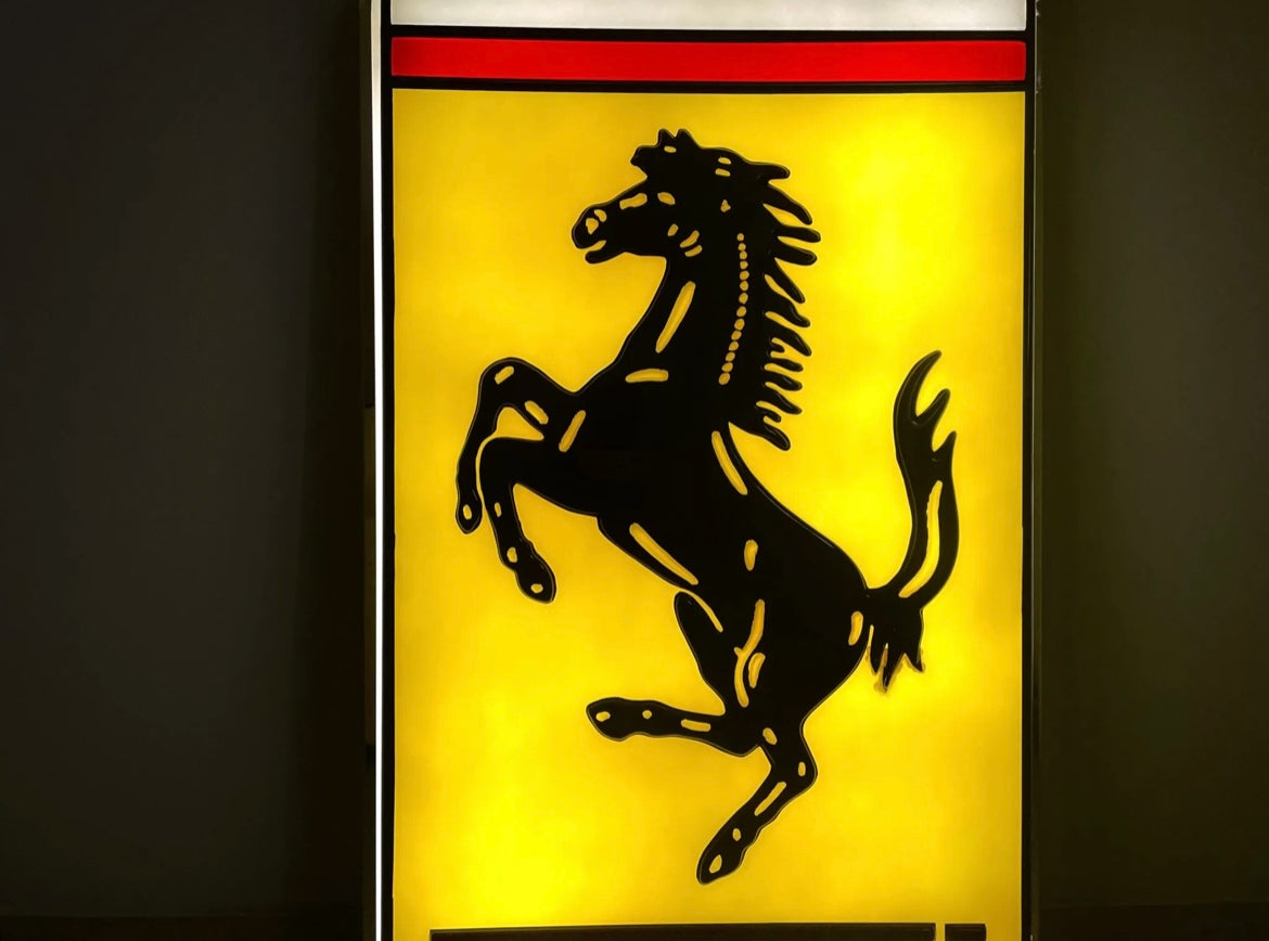 Insegna luminosa Ferrari