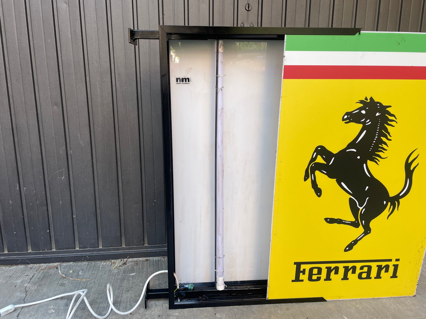 Insegna luminosa Ferrari