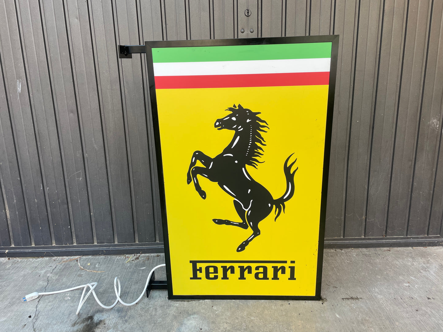 Insegna luminosa Ferrari