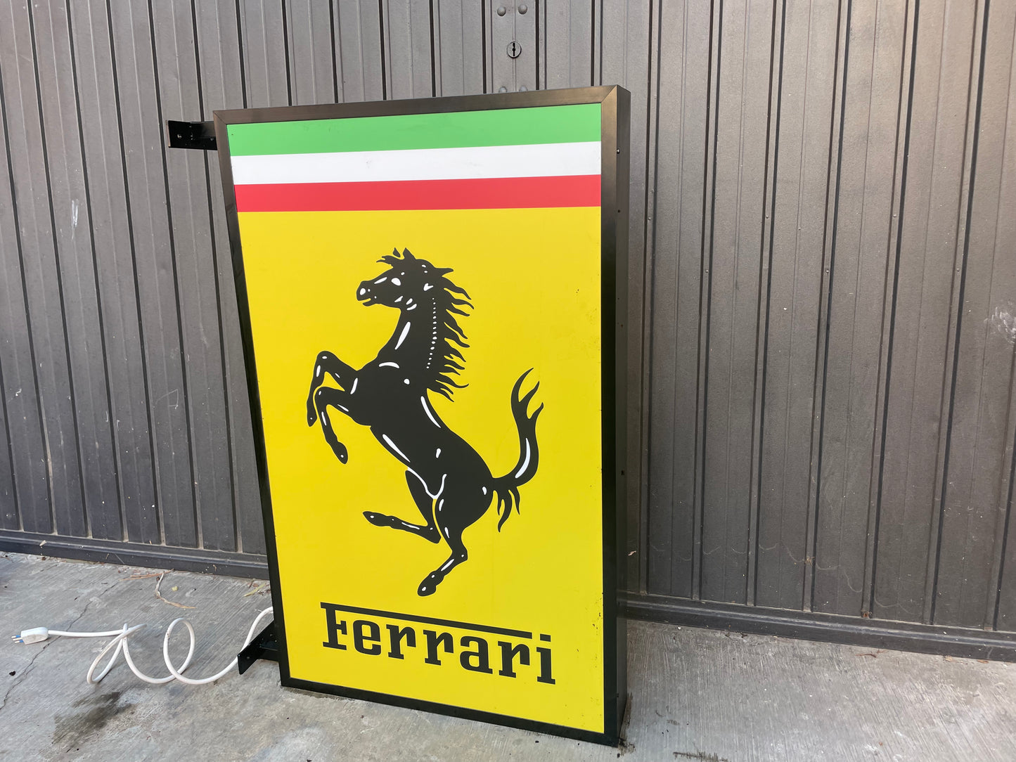 Insegna luminosa Ferrari