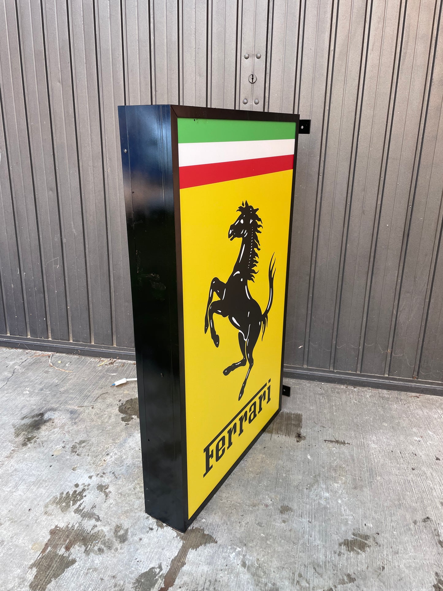 Insegna luminosa Ferrari
