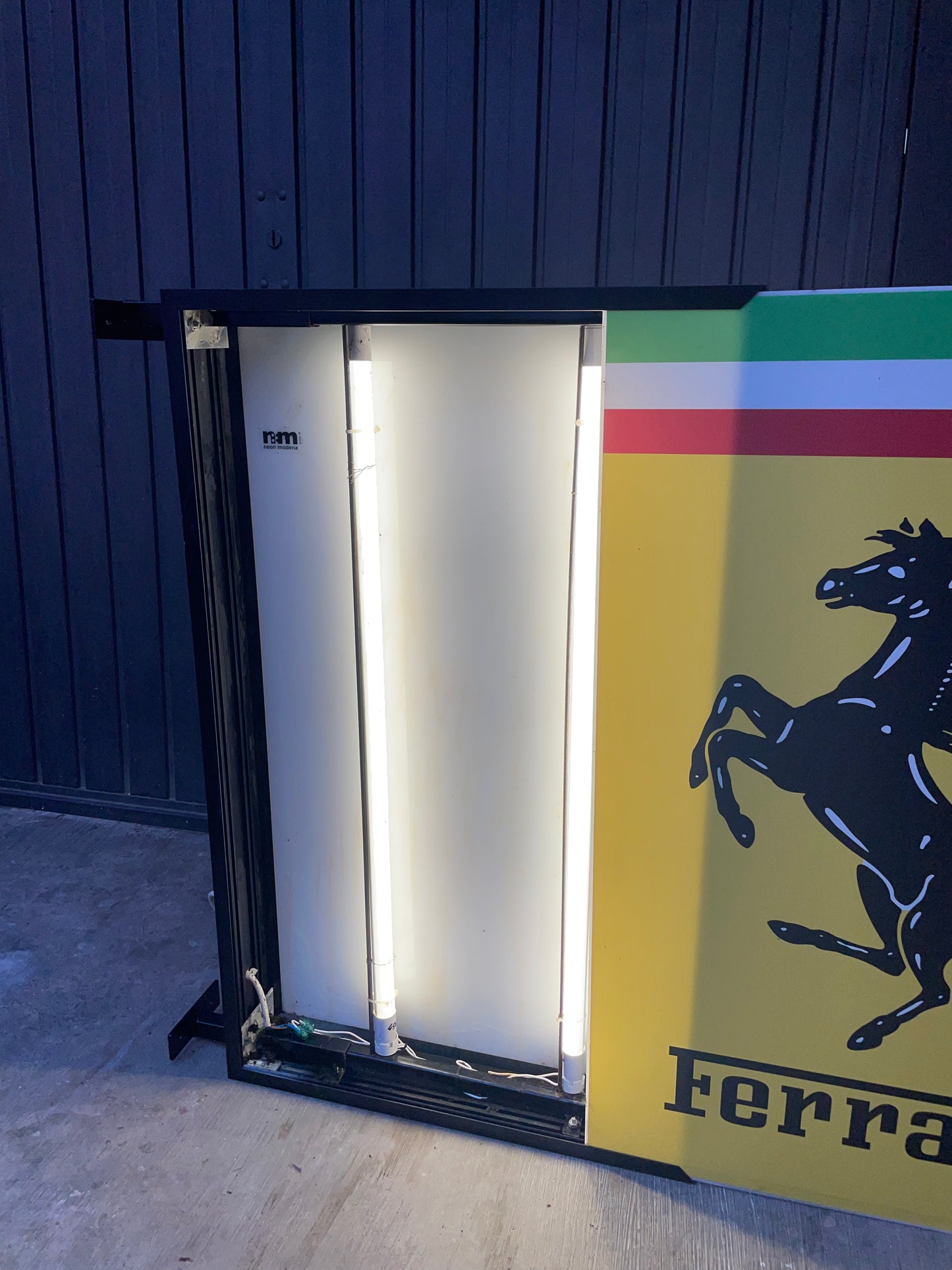 Insegna luminosa Ferrari