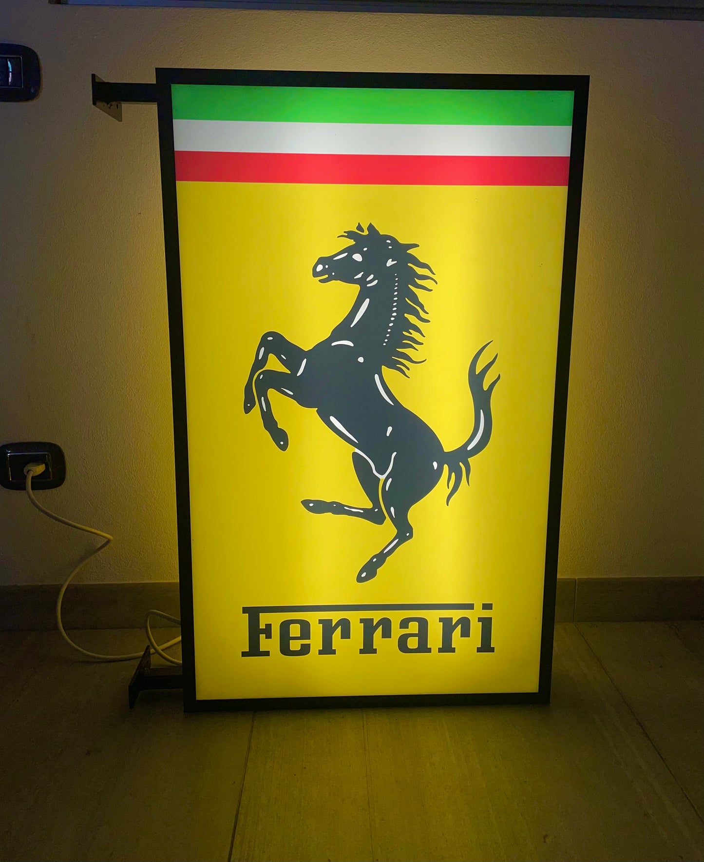 Insegna luminosa Ferrari