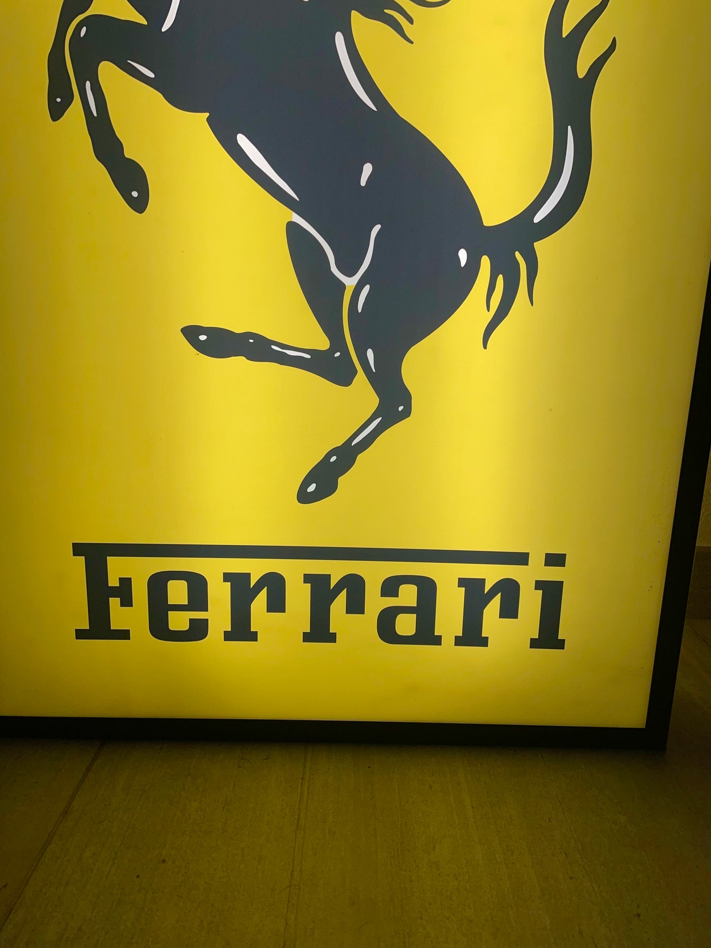 Insegna luminosa Ferrari