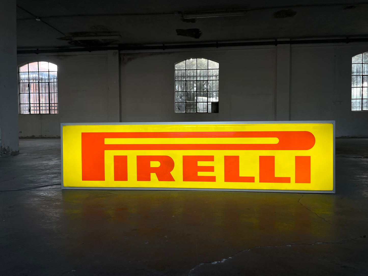 Insegna luminosa Pirelli
