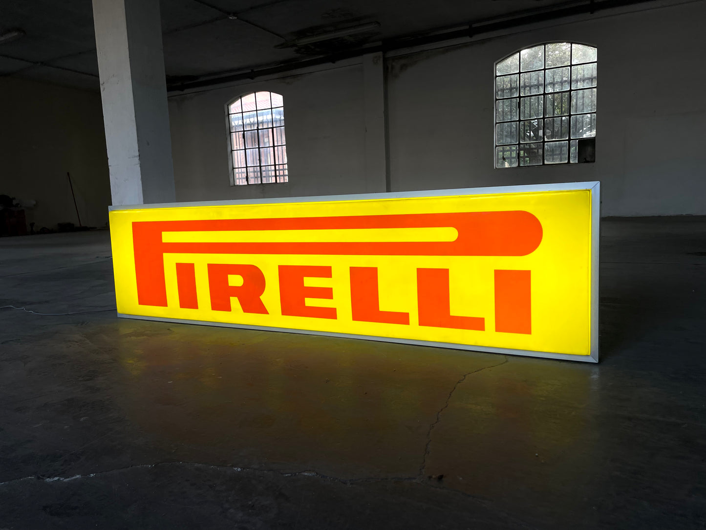 Insegna luminosa Pirelli