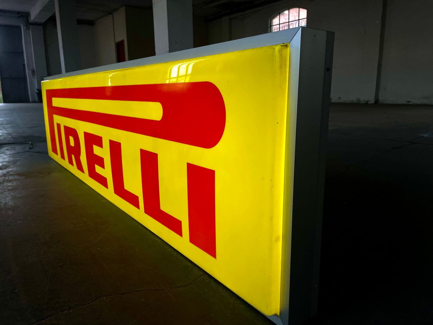 Insegna luminosa Pirelli