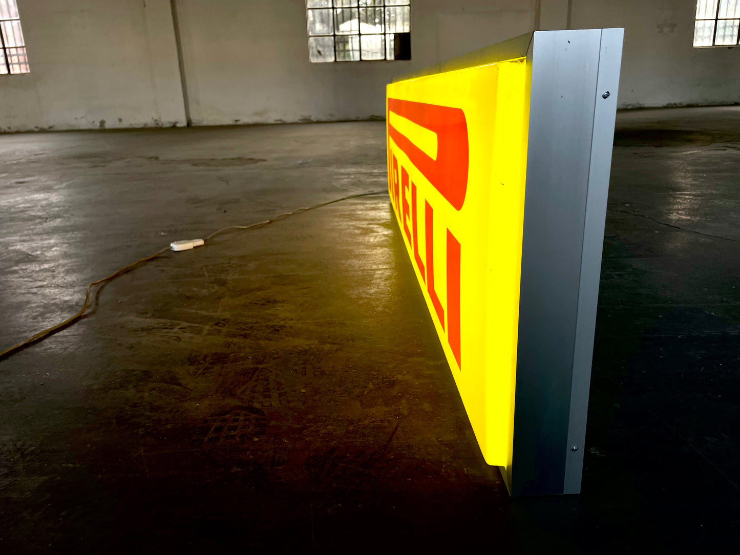 Insegna luminosa Pirelli