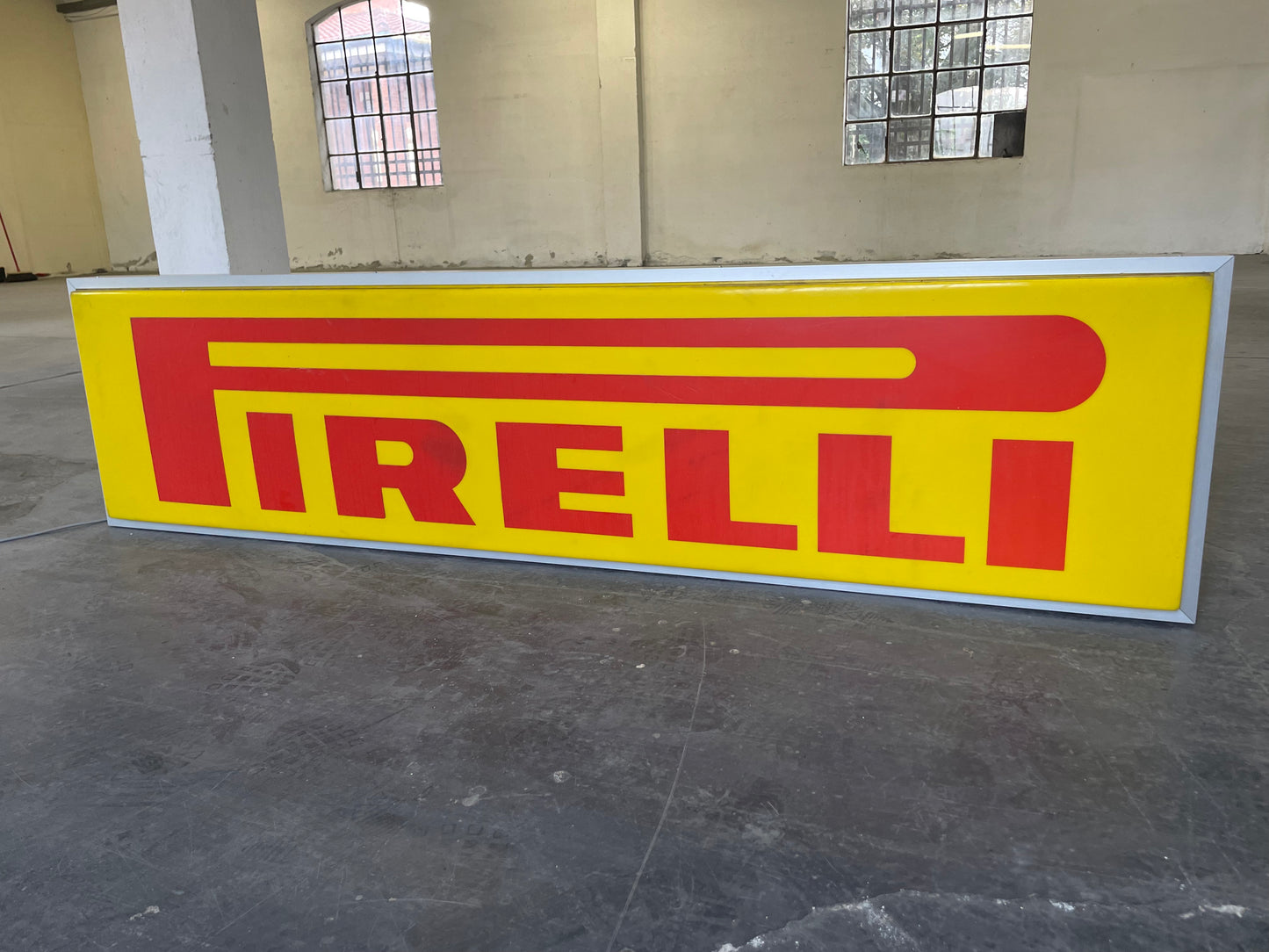 Insegna luminosa Pirelli