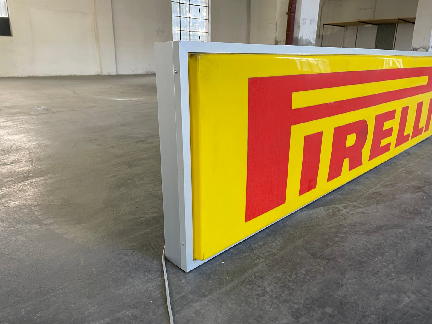 Insegna luminosa Pirelli