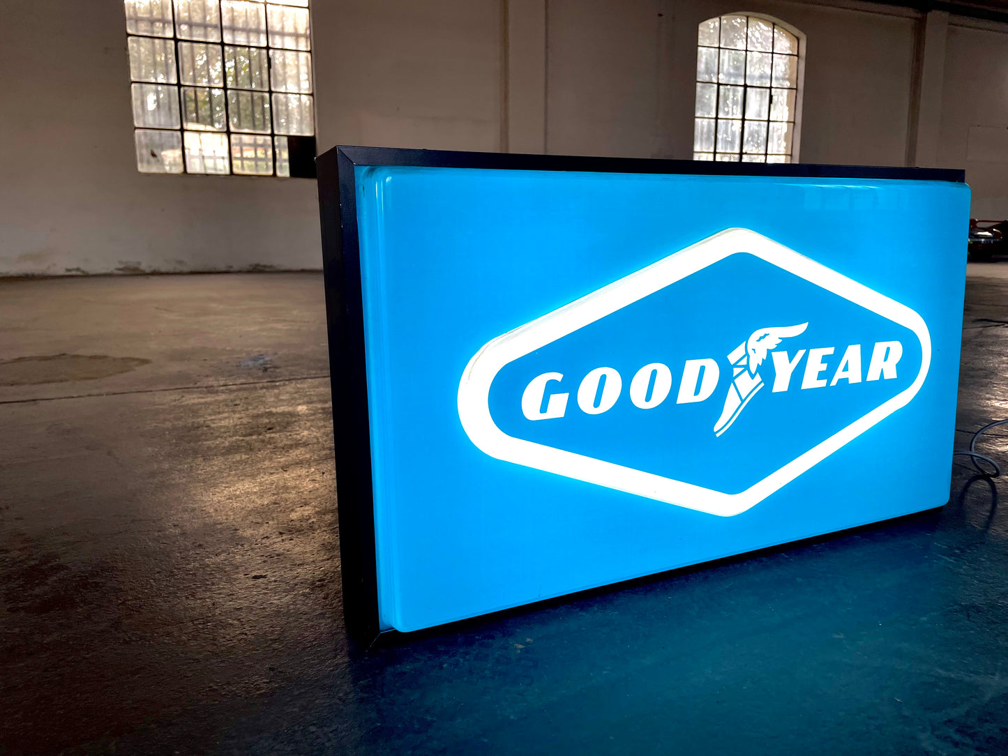 Insegna luminosa Goodyear