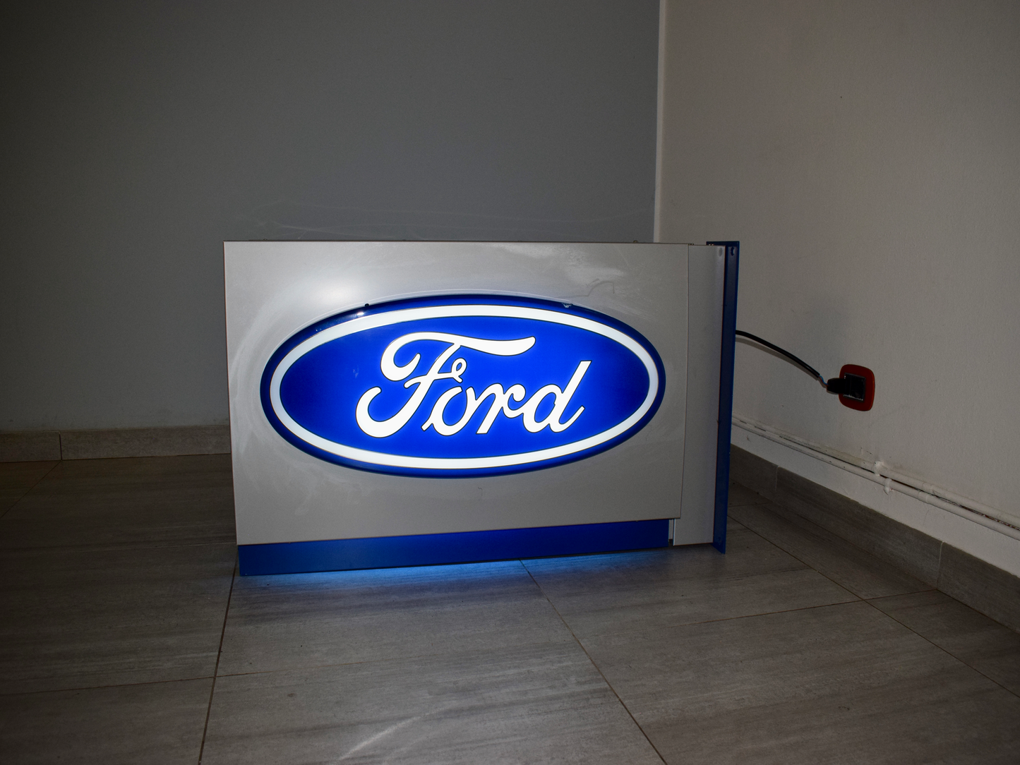 Letrero luminoso Ford de doble cara