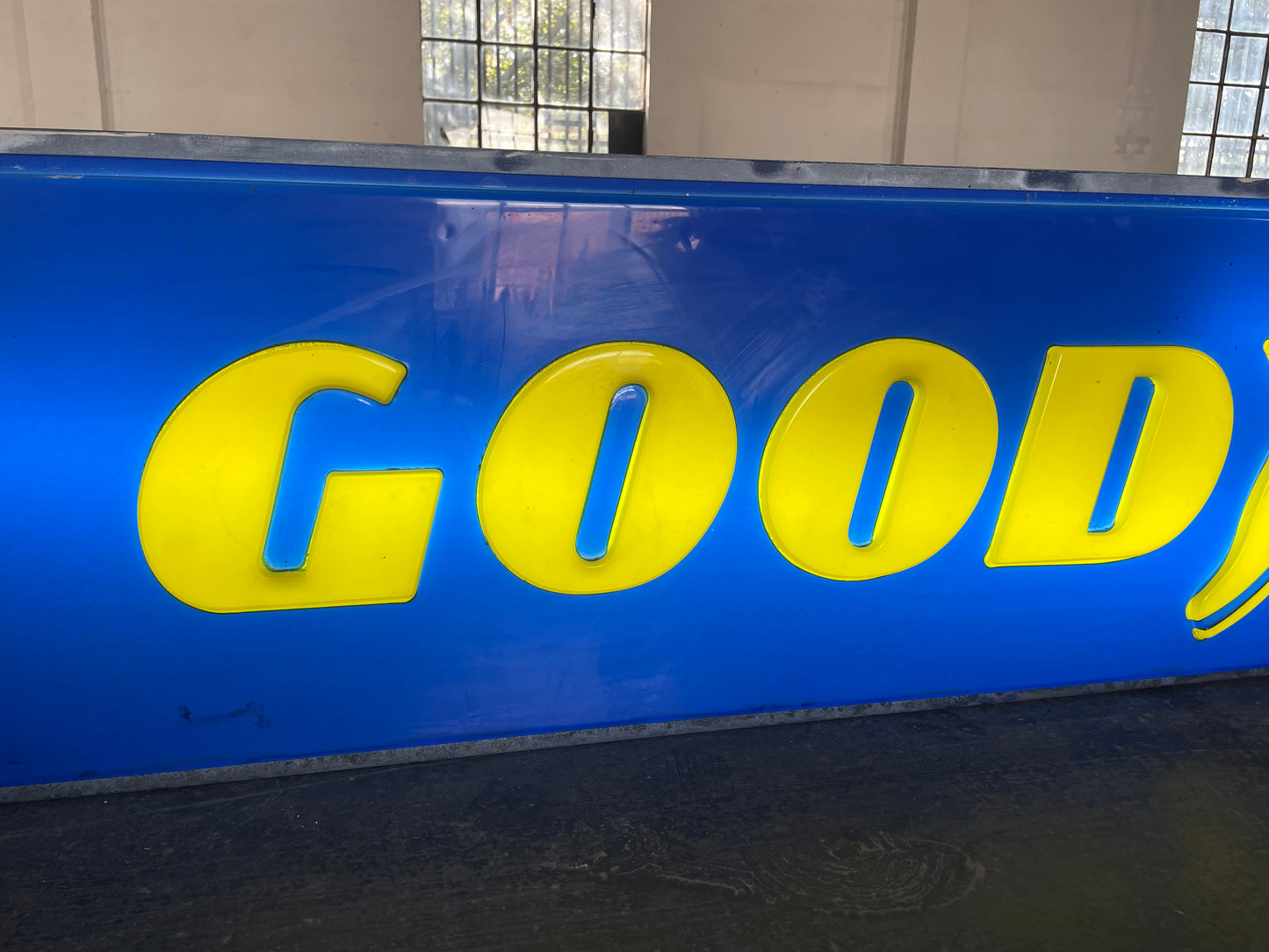 Insegna Goodyear