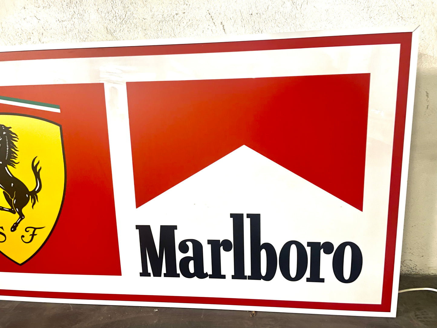 Insegna luminosa Ferrari Marlboro