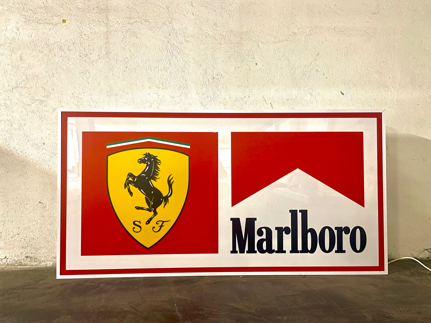 Insegna luminosa Ferrari Marlboro