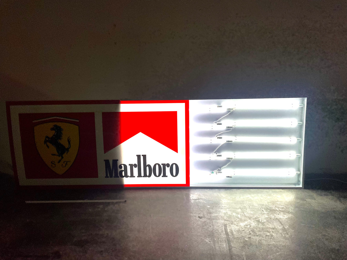 Insegna luminosa Ferrari Marlboro