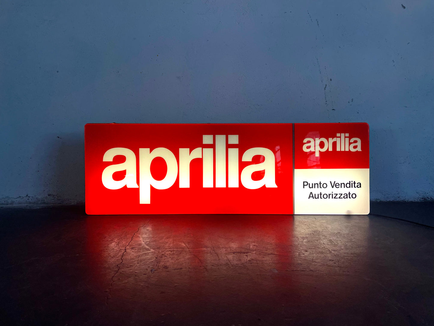 Insegna luminosa Aprilia