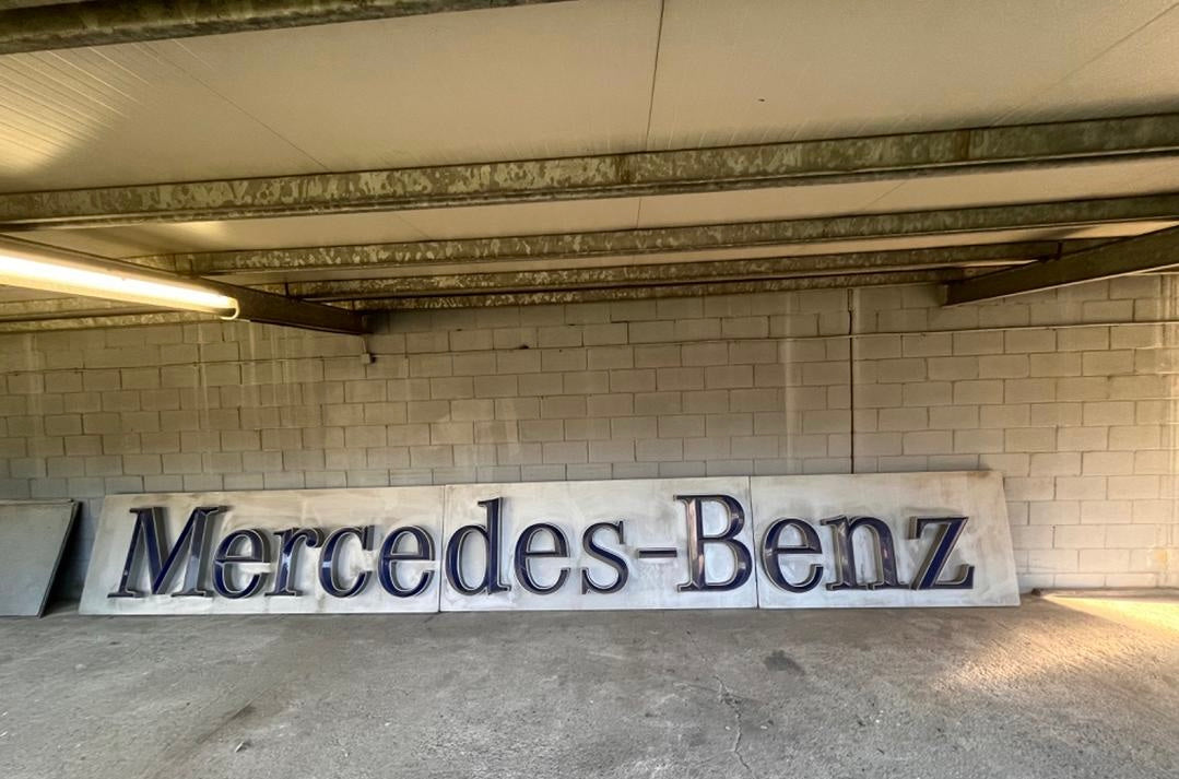 Insegna luminosa Merced Benz