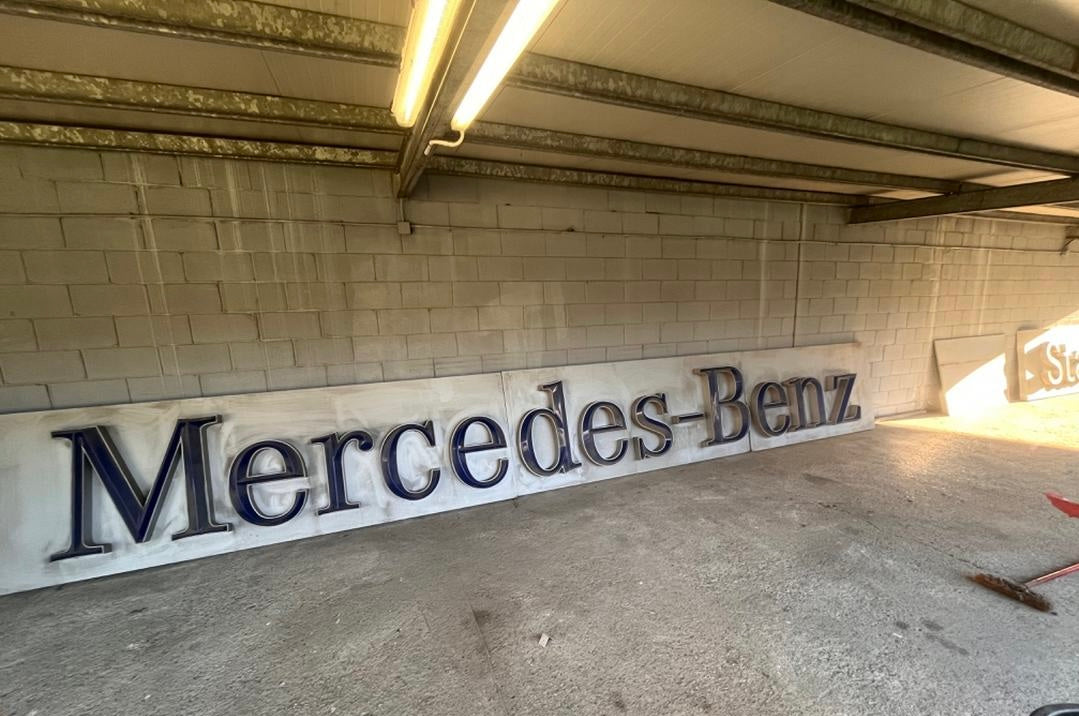 Insegna luminosa Merced Benz