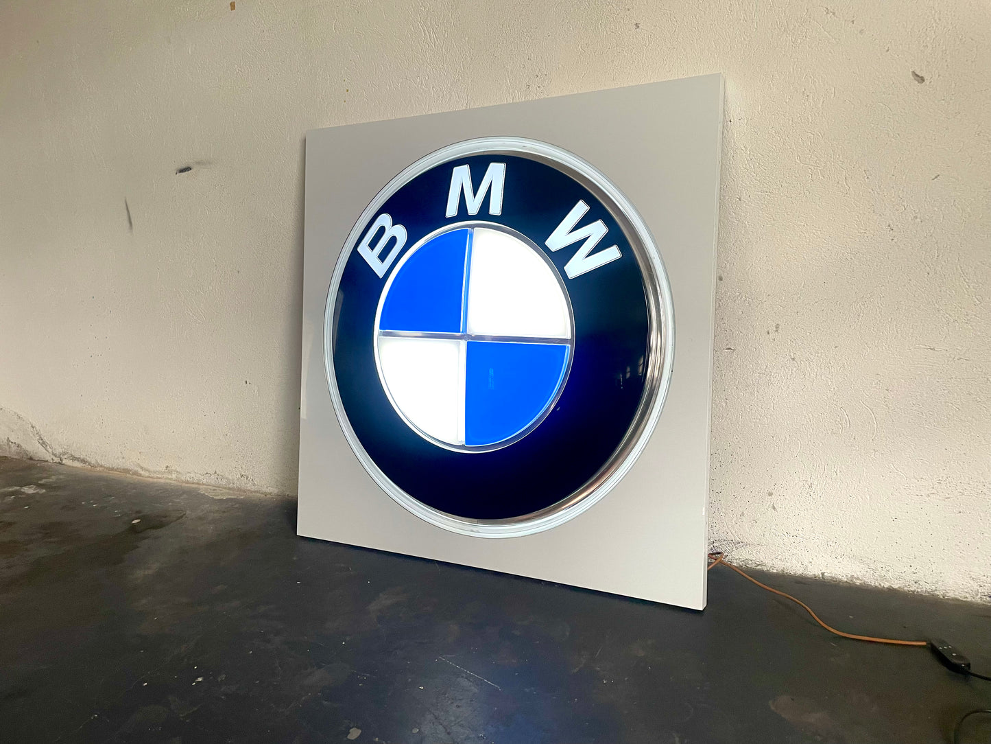 Insegna luminosa BMW