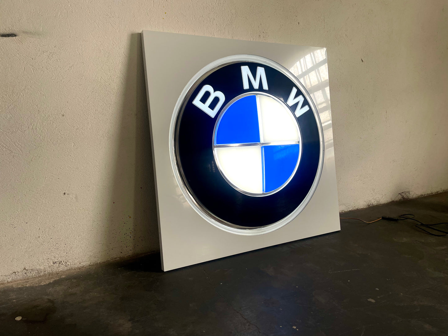 Insegna luminosa BMW