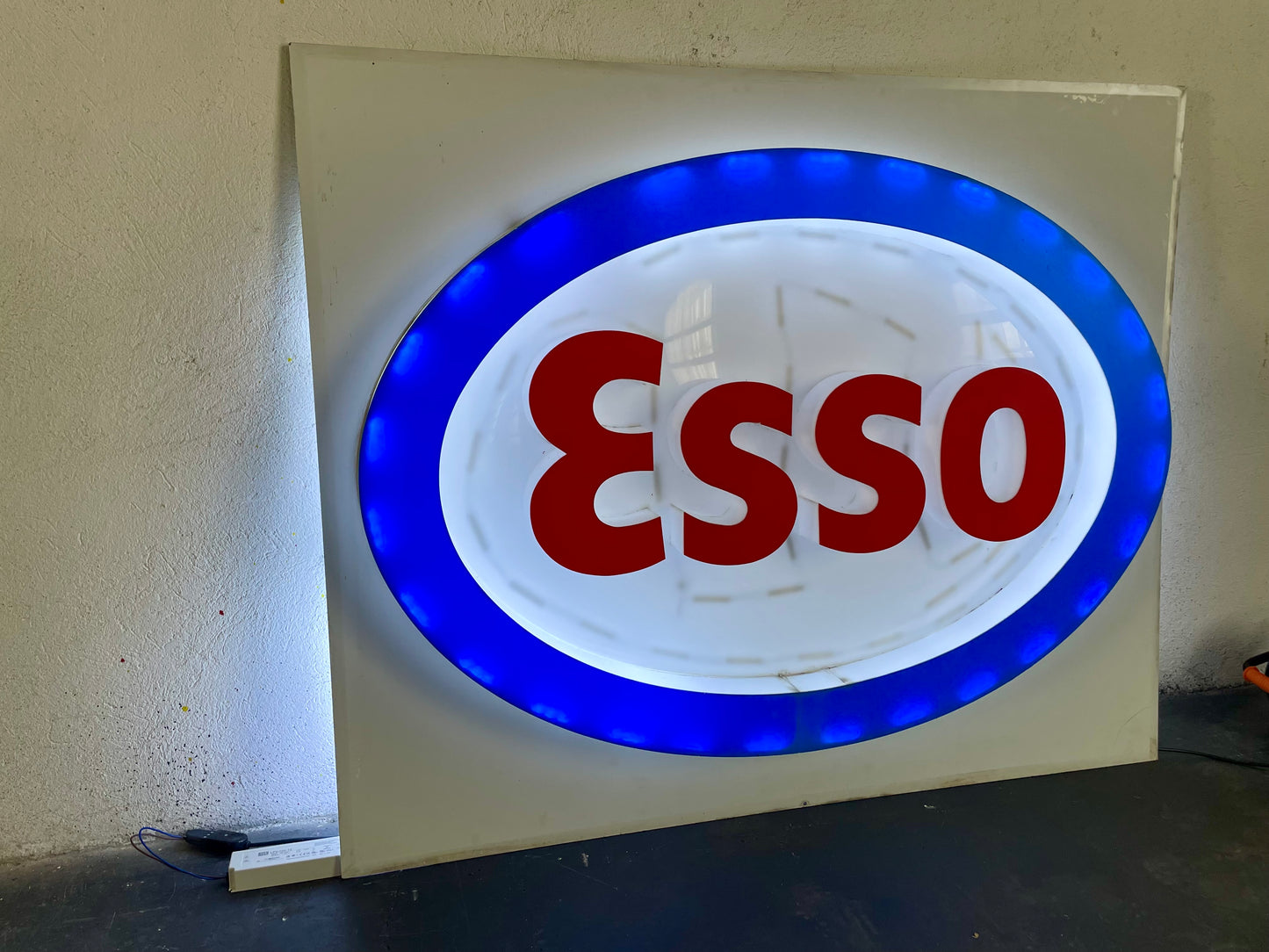 Insegna luminosa Esso 1980