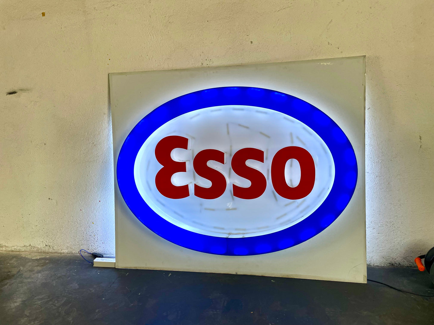 Insegna luminosa Esso 1980