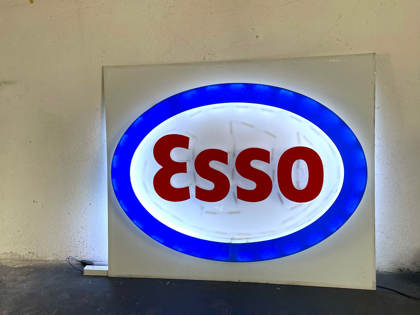 Insegna luminosa Esso 1980