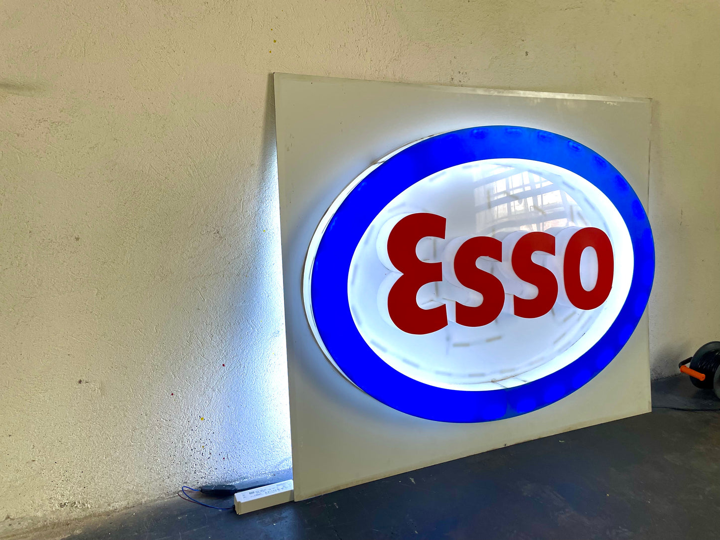 Insegna luminosa Esso 1980