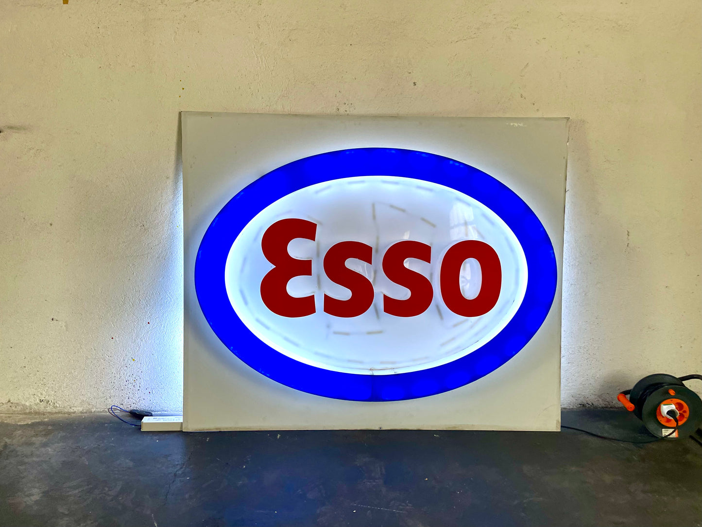 Insegna luminosa Esso 1980