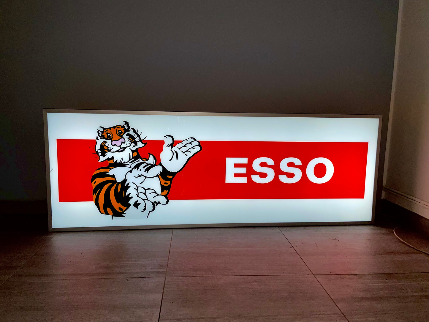 Letrero luminoso Esso Tigre