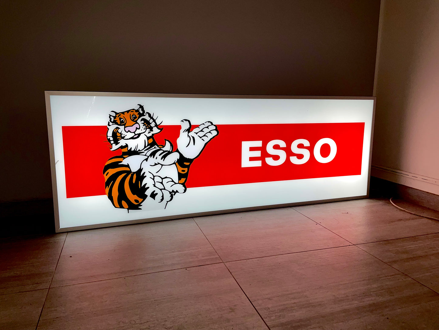 Letrero luminoso Esso Tigre