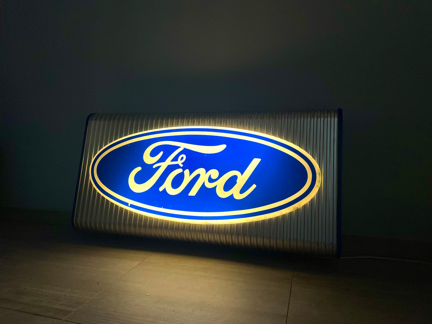 Insegna luminosa Ford