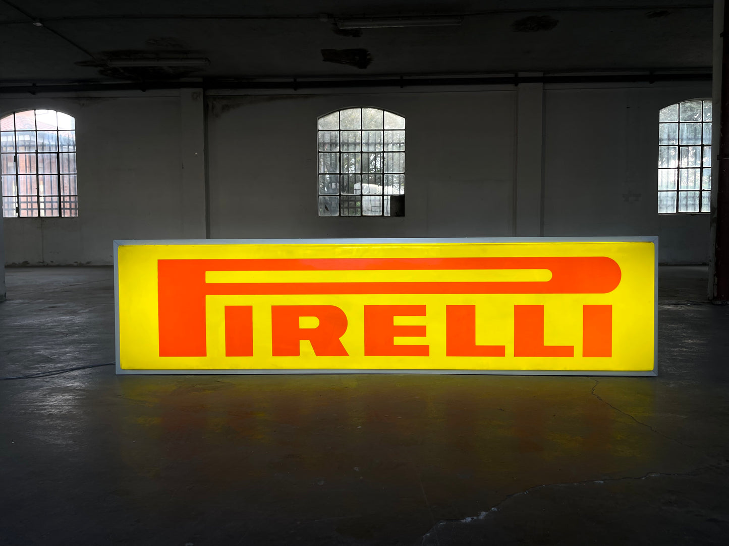 Insegna luminosa Pirelli