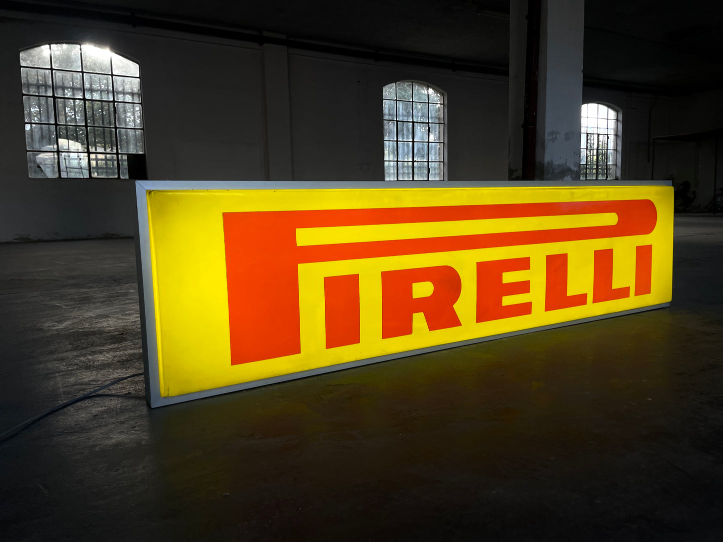 Insegna luminosa Pirelli