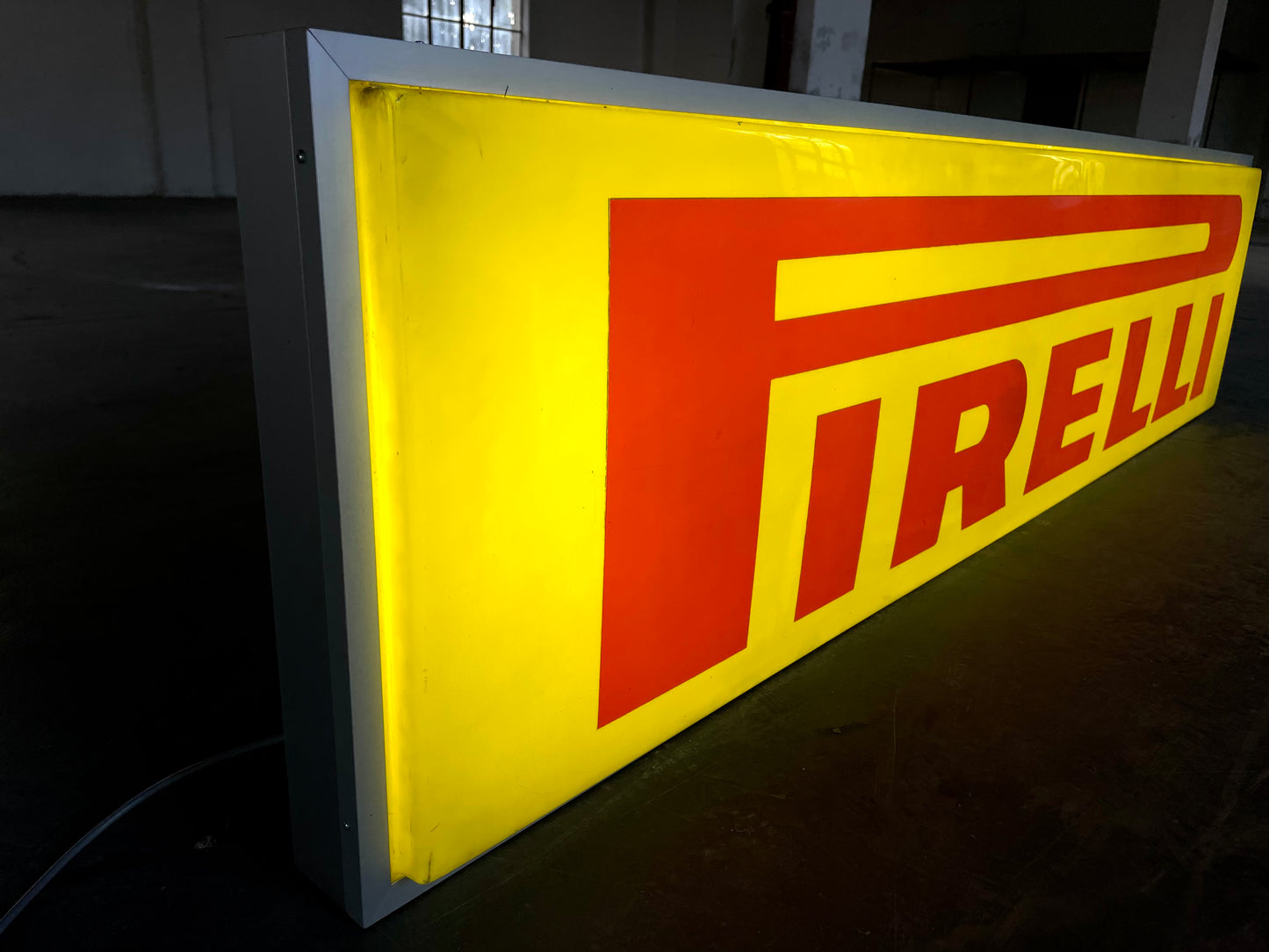 Insegna luminosa Pirelli