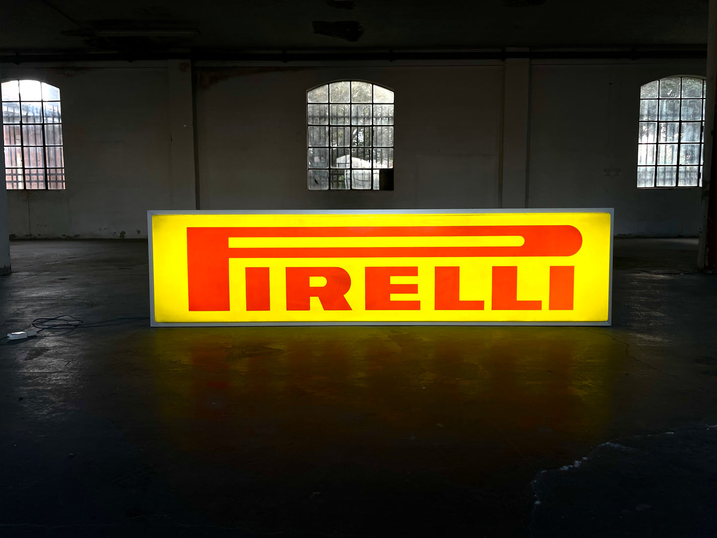 Insegna luminosa Pirelli