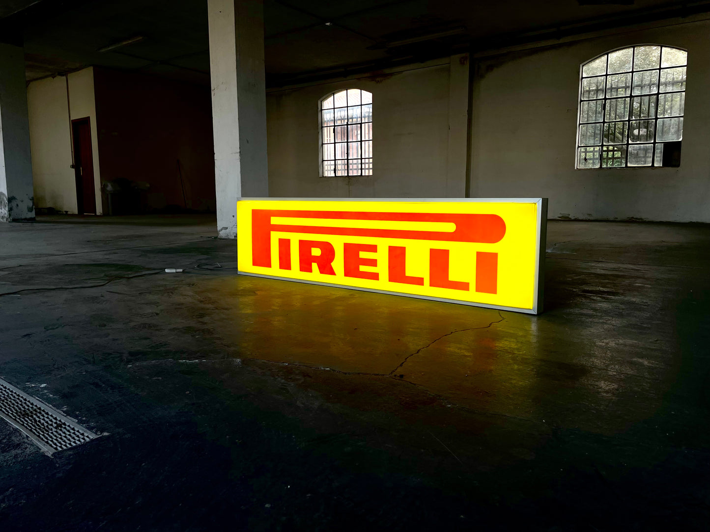 Insegna luminosa Pirelli