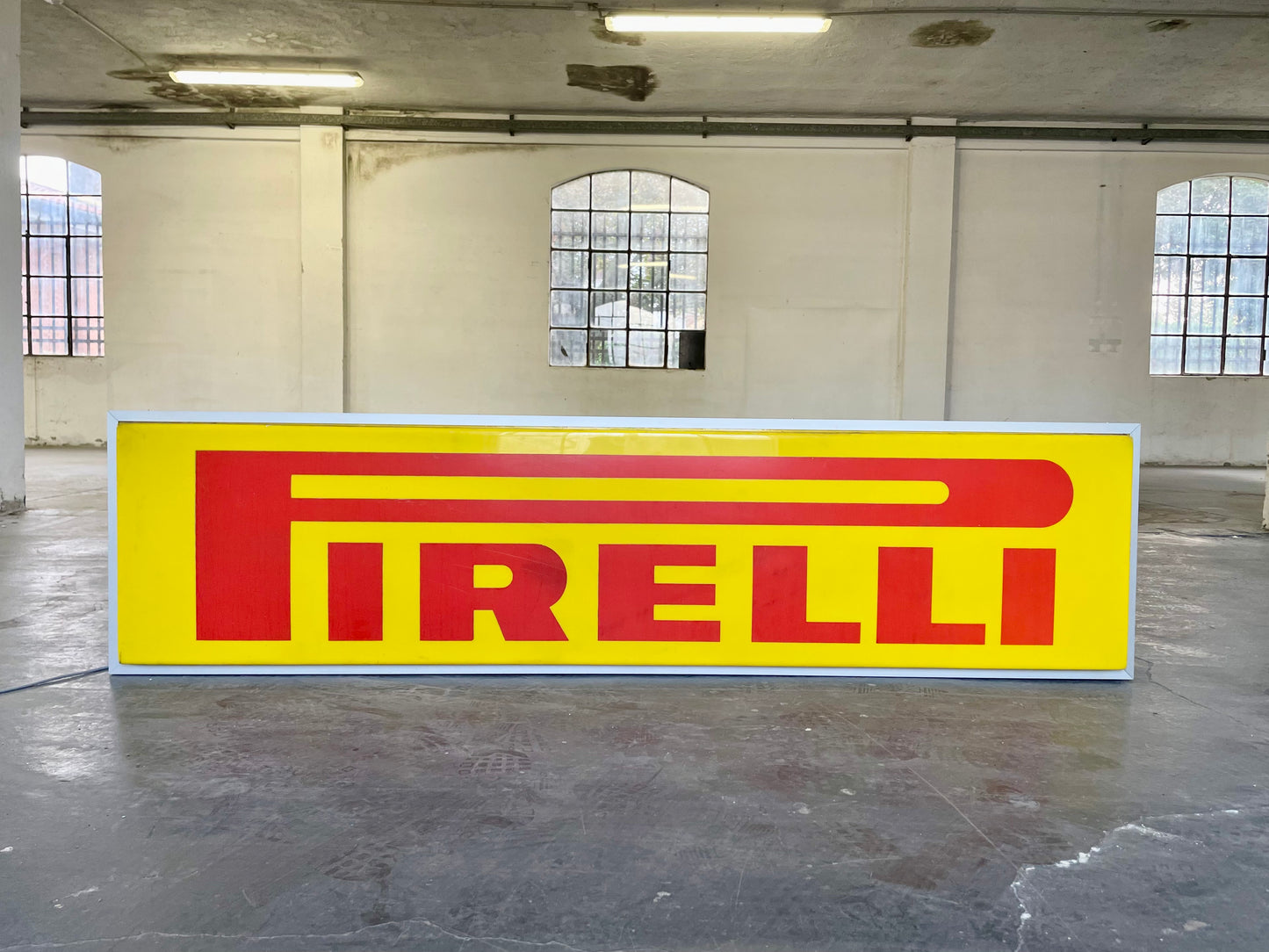 Insegna luminosa Pirelli